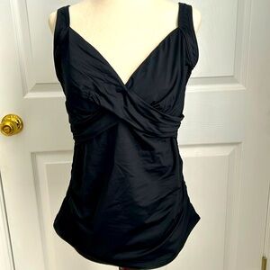 Lands’ End black tankini top size 8 DDD
Underwire, tummy control.